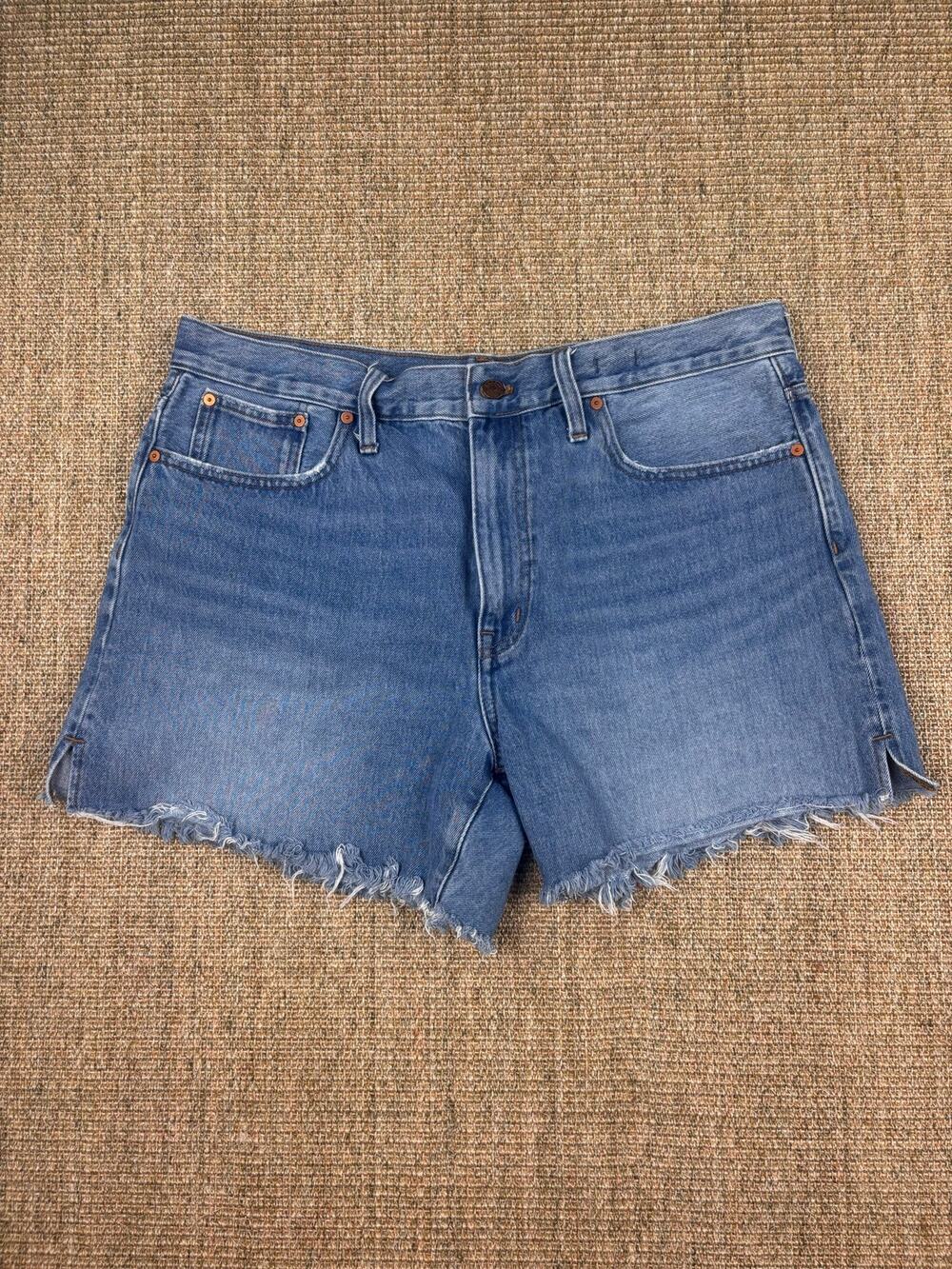 👖 Madewell Relaxed Mid-Length Denim Shorts | 32 | Medium Wash Frayed Hem